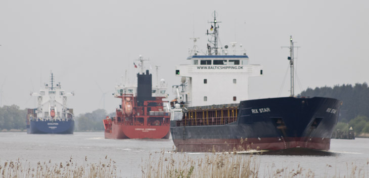 Dichter Verkehr auf dem Kanal Dichter Verkehr auf dem Kanal