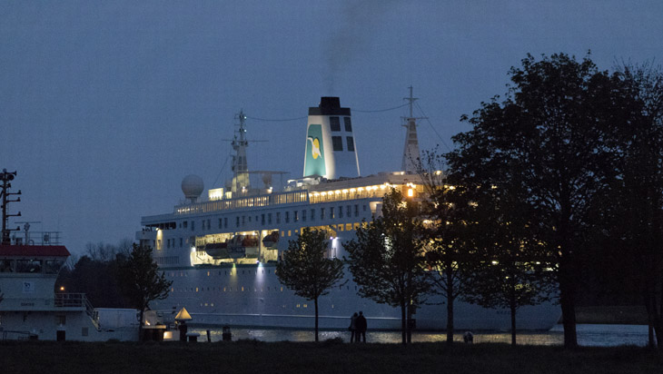 Kreuzfahrtschiff im Kanal Kreuzfahrtschiff im Kanal