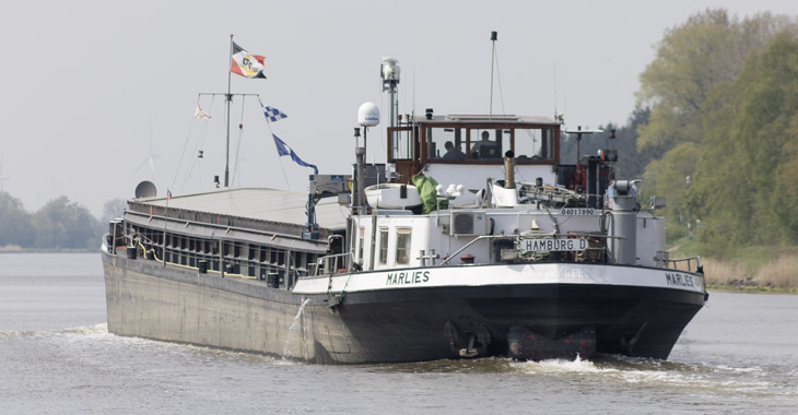 Binnenschiff "Marlies" im Kanal Binnenschiff "Marlies" im Kanal