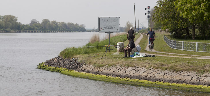 Radfahrer und Angler am Kanal Radfahrer und Angler am Kanal