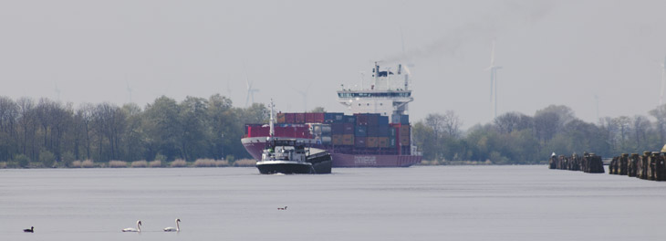 Binnenschiff "Marlies" im Kanal, Begegnung mit Container-Feeder Binnenschiff "Marlies" im Kanal, Begegnung mit Container-Feeder