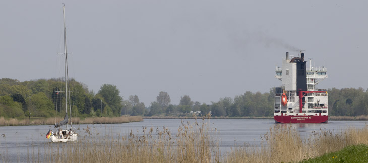 Segler und Frachter im Kanal Segler und Frachter im Kanal