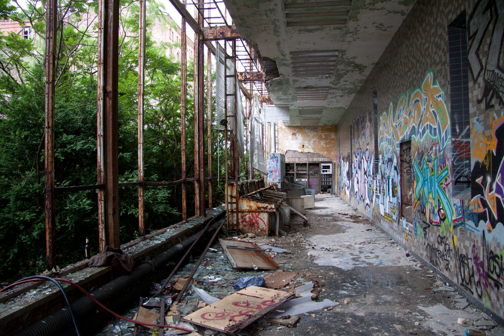 Zerstörter und vermüllter Lost Place